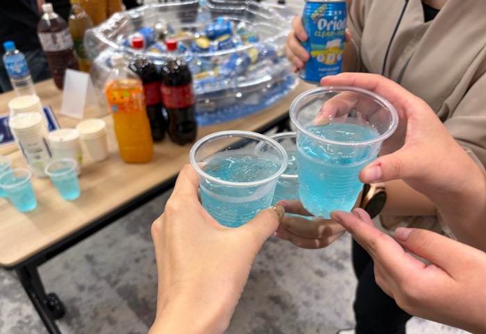 りっくまの青にちなんで、青いパッケージや青いドリンクが準備